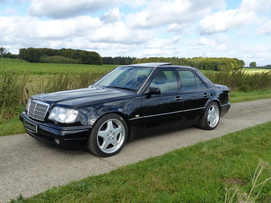 Mercedes-Benz E 500 schwarz